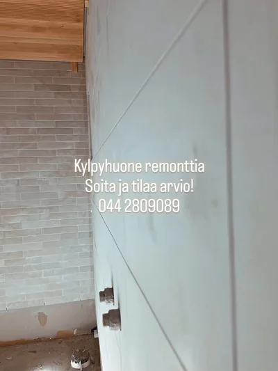Laatoitetut seinäpinnat ja keskeneräinen lattia.