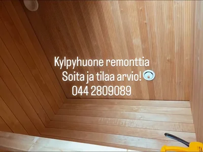 Puupaneloitu sauna remontin työvaiheessa.